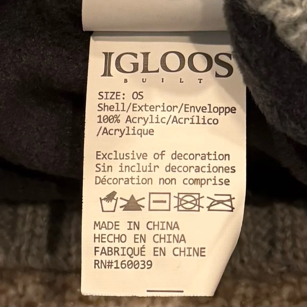 NWT Igloo’s youth girls hat with Pom-Pom’s